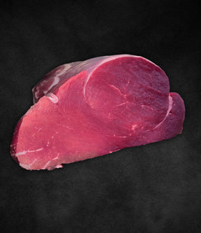 Tagliata Di Limousine di Corte Preziosa, taglio di carne bovina di alta qualità e colore rosso intenso.